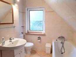 Large, Comfortable Holiday Home Near the Lake