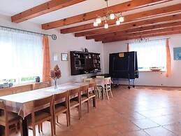 Large, Comfortable Holiday Home Near the Lake