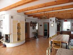 Large, Comfortable Holiday Home Near the Lake