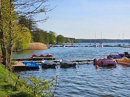 Large, Comfortable Holiday Home Near the Lake