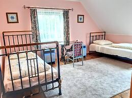 Large, Comfortable Holiday Home Near the Lake
