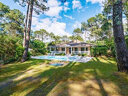 Eden Parc Golf Villa Sleeps 10 With Pool