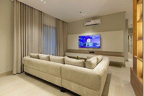 Spacious & Charming Stay Smart TV
