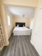 House Sleeps 10 With Parking and Garden