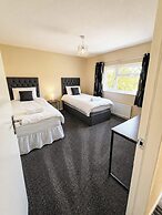 House Sleeps 10 With Parking and Garden