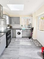 House Sleeps 10 With Parking and Garden
