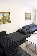House Sleeps 10 With Parking and Garden