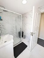 House Sleeps 10 With Parking and Garden