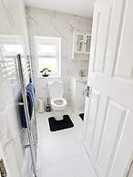 House Sleeps 10 With Parking and Garden