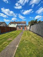 House Sleeps 10 With Parking and Garden