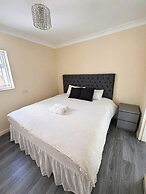 House Sleeps 10 With Parking and Garden
