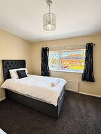 House Sleeps 10 With Parking and Garden