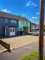 House Sleeps 10 With Parking and Garden