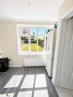 House Sleeps 10 With Parking and Garden