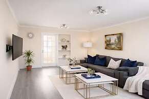 House Sleeps 10 With Parking and Garden