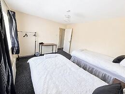 House Sleeps 10 With Parking and Garden