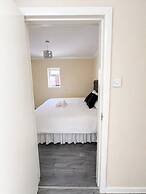 House Sleeps 10 With Parking and Garden