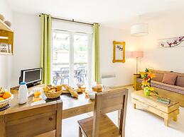 Chic Lakeside Apartment Escape