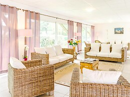 Chic Lakeside Apartment Escape