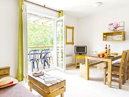 Chic Lakeside Apartment Escape