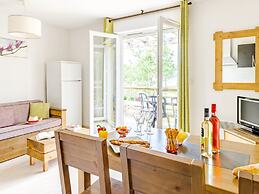 Chic Lakeside Apartment Escape