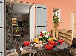 Provencal Cottage for 4 With Pool