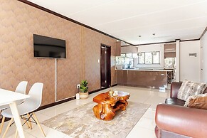 Light-filled 2BR 2BA Spacious Apartment