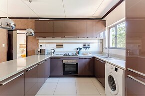 Light-filled 2BR 2BA Spacious Apartment
