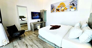 PATTAYA LAND - You Only Live Once