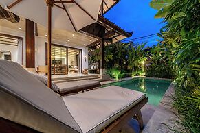 Rumah Villa - Lush Poolside Escape