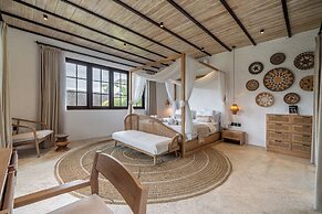 Rumah Villa - Lush Poolside Escape