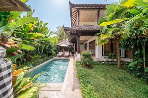 Rumah Villa - Lush Poolside Escape