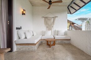 Rumah Villa - Lush Poolside Escape