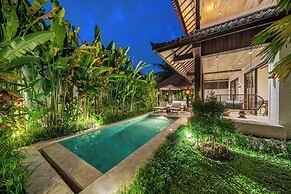 Rumah Villa - Lush Poolside Escape