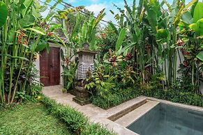 Rumah Villa - Lush Poolside Escape