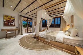 Rumah Villa - Lush Poolside Escape