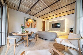 Rumah Villa - Lush Poolside Escape