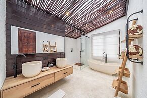 Rumah Villa - Lush Poolside Escape
