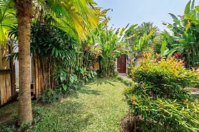 Rumah Villa - Lush Poolside Escape