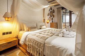 Rumah Villa - Lush Poolside Escape