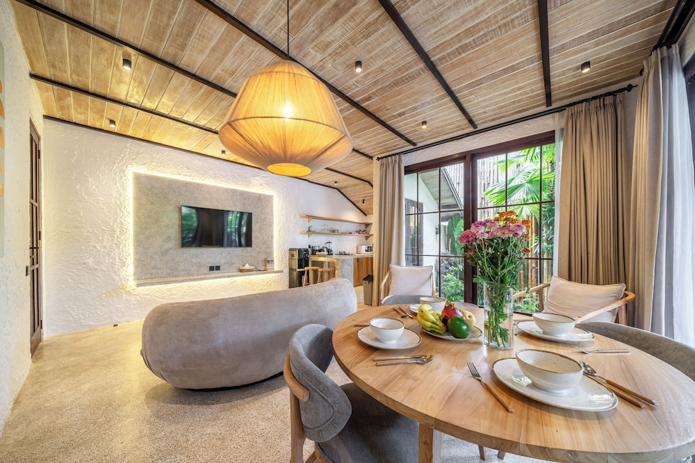 Rumah Villa - Lush Poolside Escape