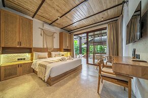 Rumah Villa - Lush Poolside Escape