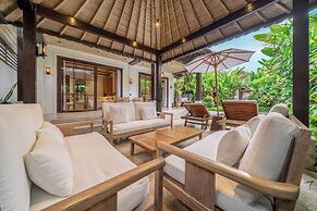 Rumah Villa - Lush Poolside Escape