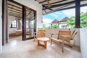 Rumah Villa - Lush Poolside Escape