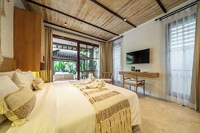 Rumah Villa - Lush Poolside Escape