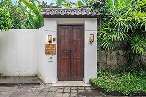 Rumah Villa - Lush Poolside Escape