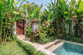 Rumah Villa - Lush Poolside Escape