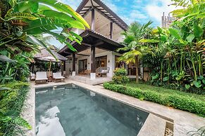 Rumah Villa - Lush Poolside Escape