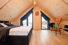 Holiday Homes With Access to a Pool, Sauna and Jacuzzi