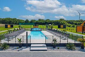 Holiday Homes With Access to a Pool, Sauna and Jacuzzi